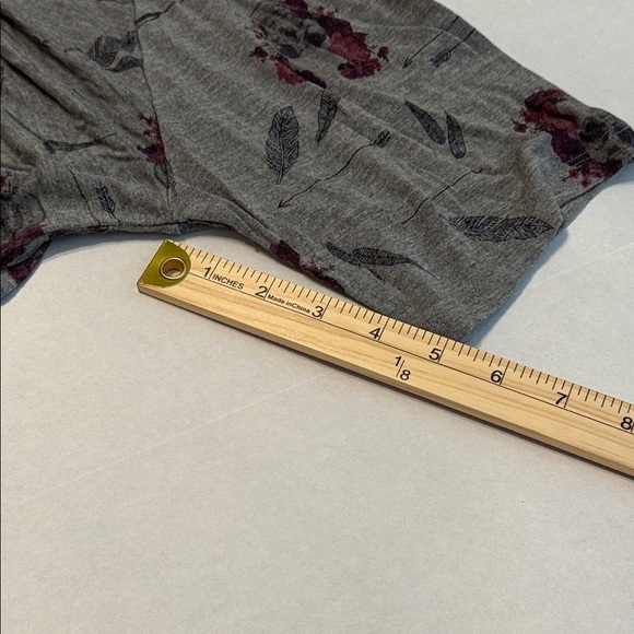 Torrid Gray Super Soft Knits Off Shoulder Skull & Roses Tee Size 1X - Picture 7 of 12